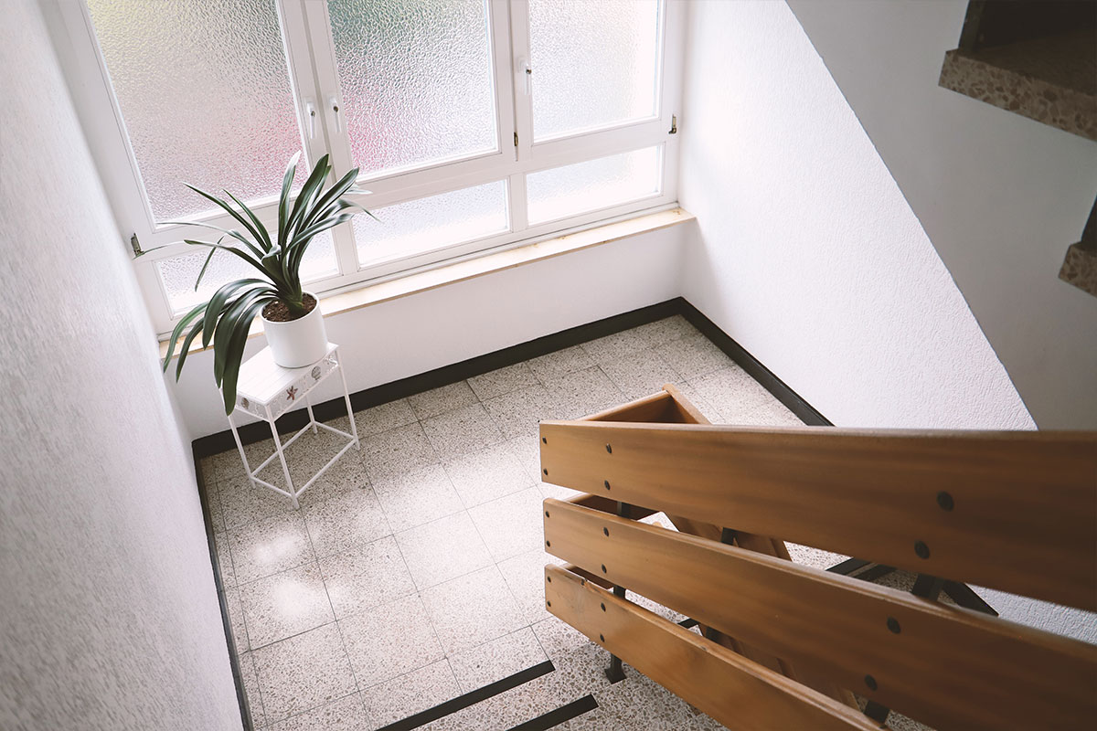 Sauberes Treppenhaus nach der Reinigung